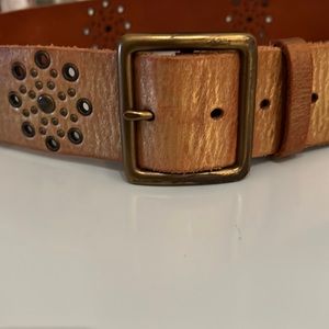 Línea Pelle leather distressed gold belt with grommet design